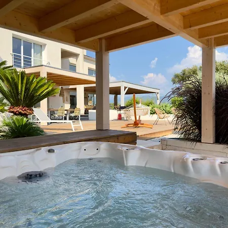 Villaserenita Piscine Chauffee, Jacuzzi, Ping-pong, Petanque Villa