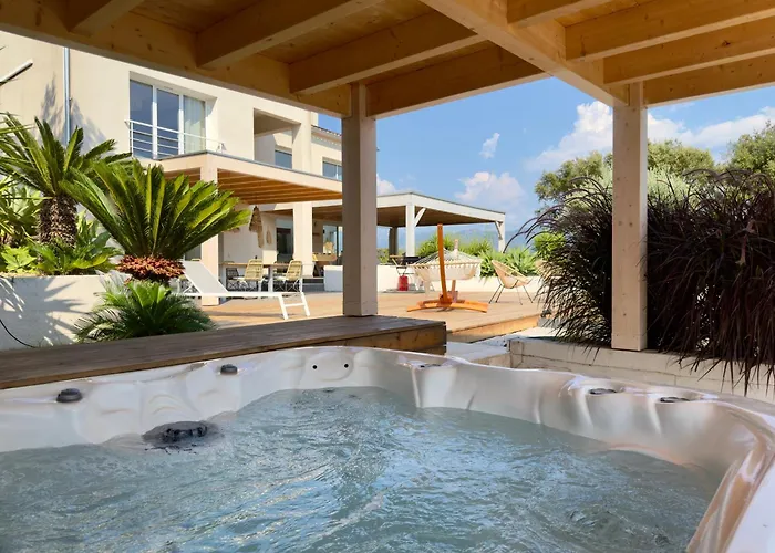 Villaserenita Piscine Chauffee, Jacuzzi, Petanque 빌라