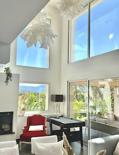 Villaserenita Piscine Chauffee, Jacuzzi, Petanque 别墅 *